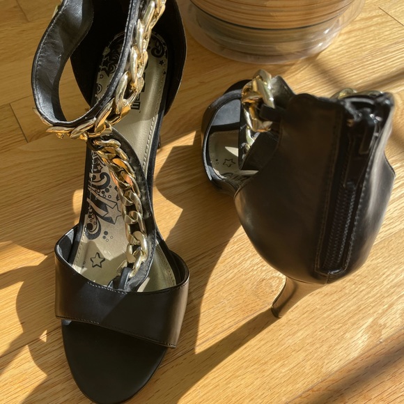 Black heels with hold buckle designs - Picture 5 of 6